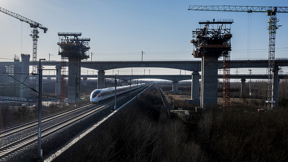 2023年2月19日,河北雄安,施工中的的r1线与既有京雄城际铁路和津保