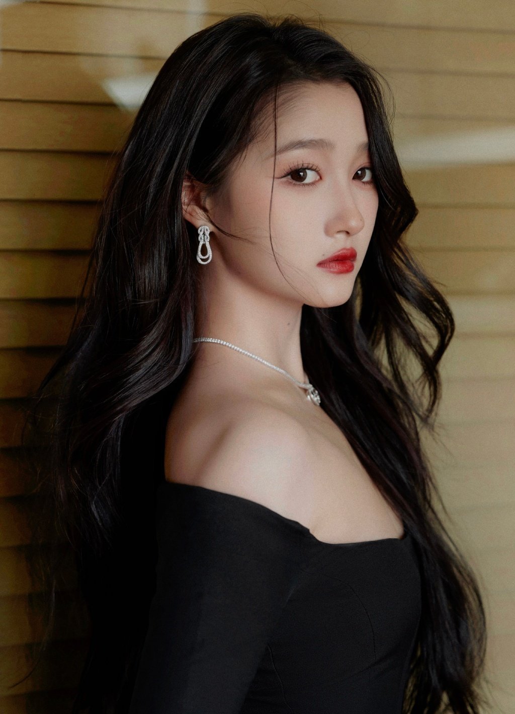 关晓彤黑色抹胸短裙造型|抹胸|关晓彤|短裙_新浪新闻