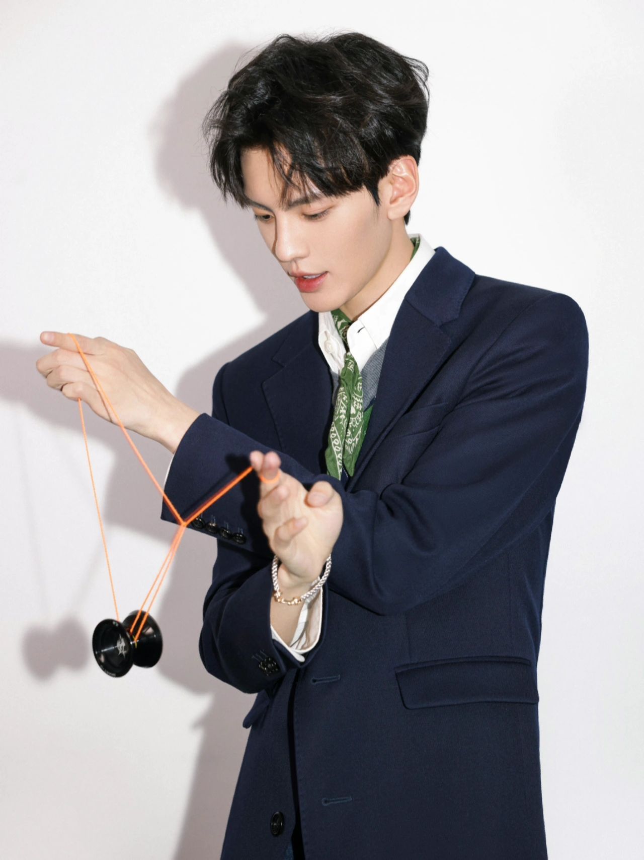 毕雯珺这是一双需要上保险的手吧__财经头条