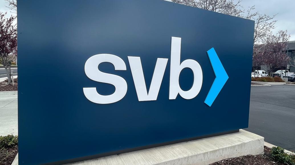 当地时间2023年3月11日，美国加州，硅谷银行总部的标志。视觉中国 图