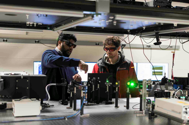 ▲迪亚斯（左）和同事在高级光谱实验室中调整激光阵列。图片来源：罗斯切特大学