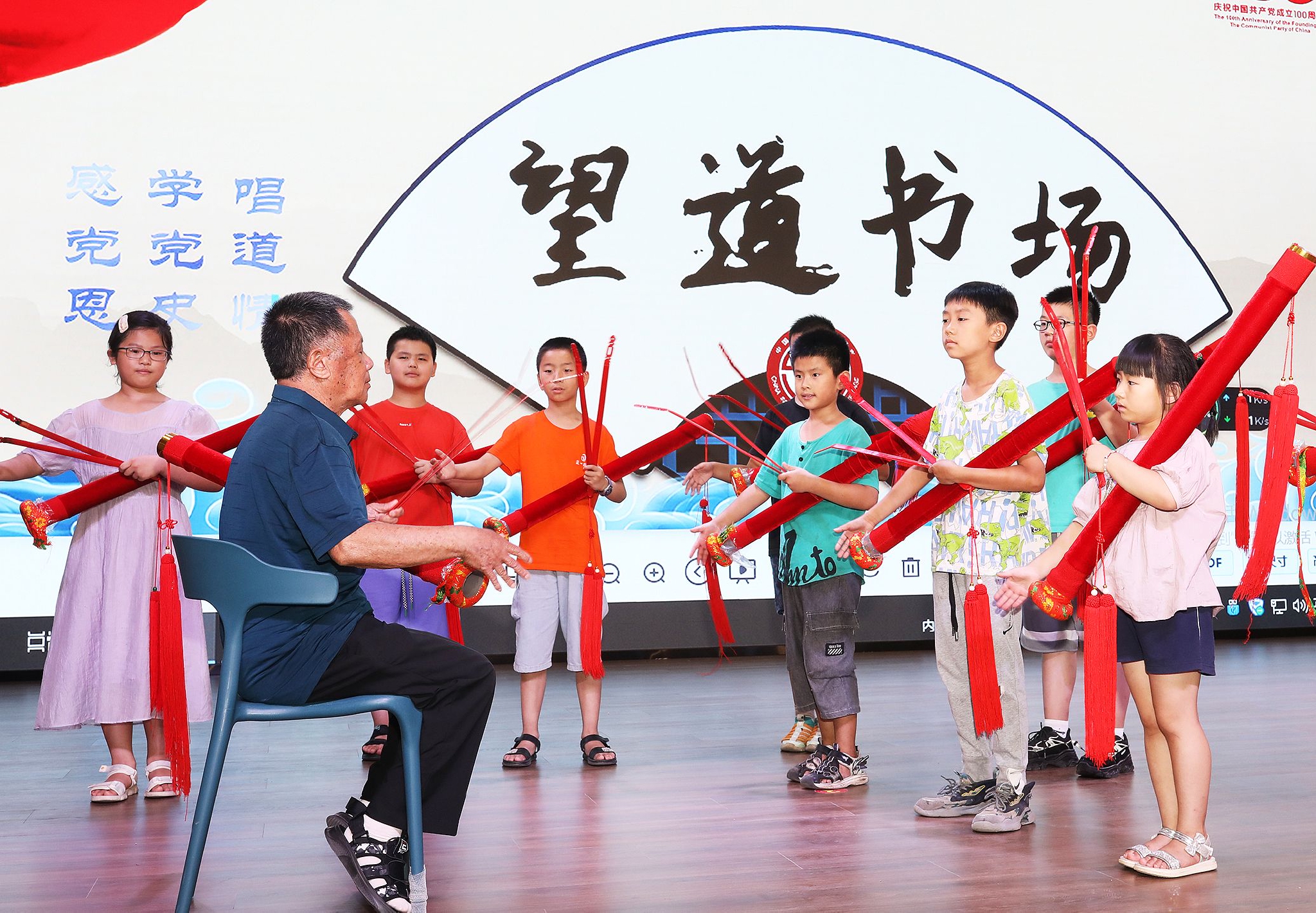 2022年7月15日，浙江金华，国家级非物质文化遗产传承人叶英盛在给孩子们授课。 视觉中国 图
