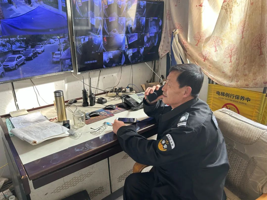 3月8日中午,郝春峰在保安室的监视器前值班,长五米,宽三米的保安室