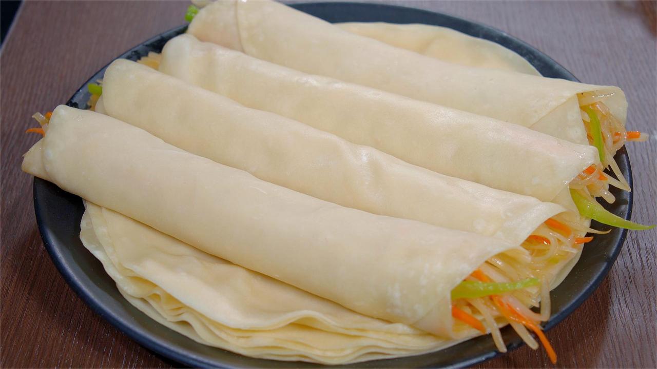 家乡特色面食水烙馍,一擀一蒸,柔软又劲道,卷肉卷菜都好吃__财经头条