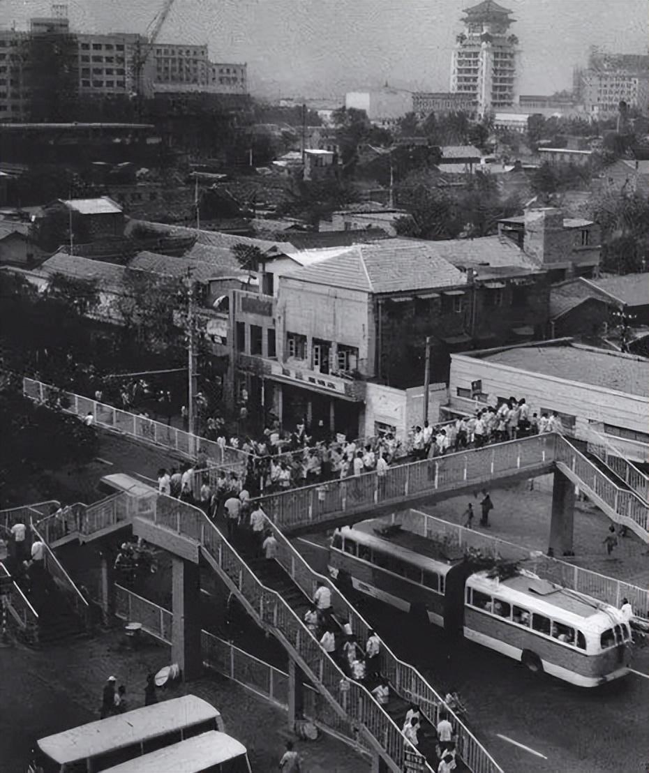1982年7月1日,北京市首座人行过街天桥在西单正式通行,缓解了行人横穿