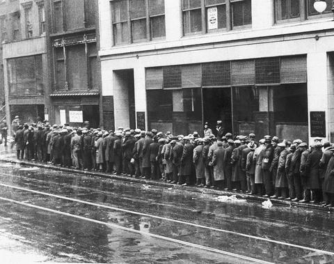 大萧条期间，纽约失业民众排队等候领取食物（资料图）