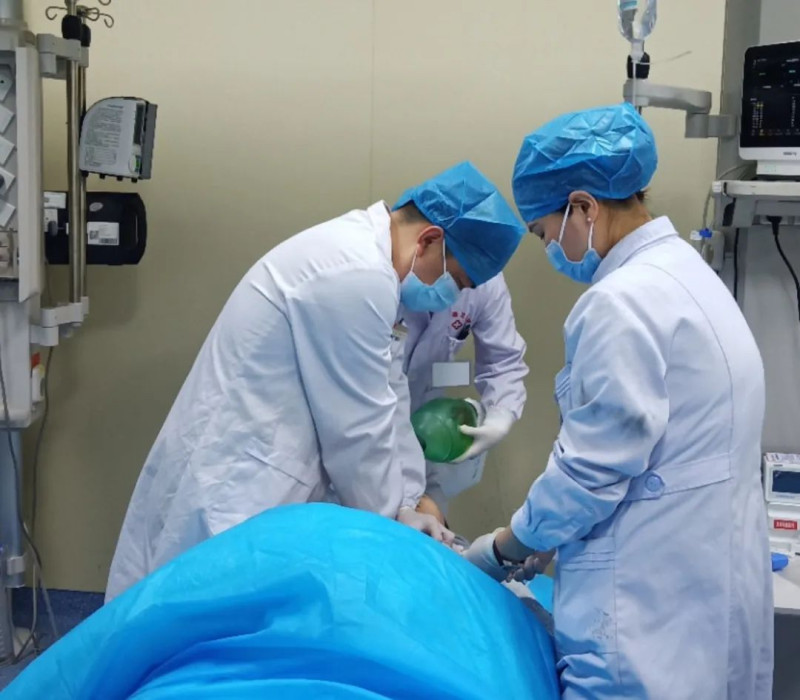接力心肺复苏35分钟!男子突发心脏骤停最终奇迹脱险