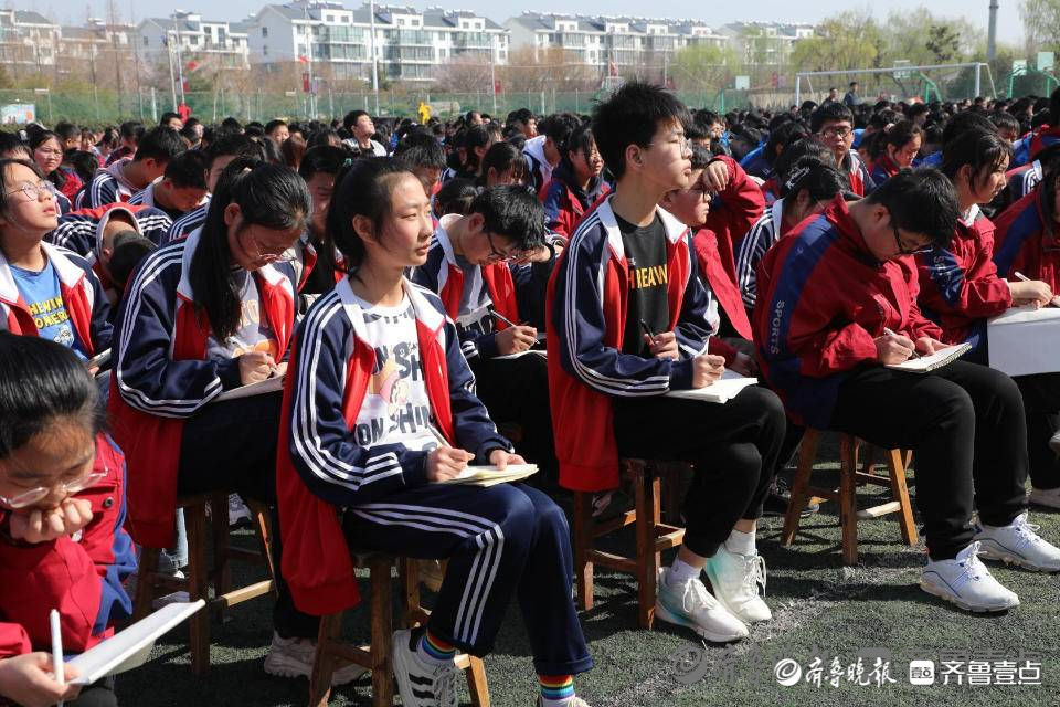 新泰楼德镇召开初级中学校园法制报告会