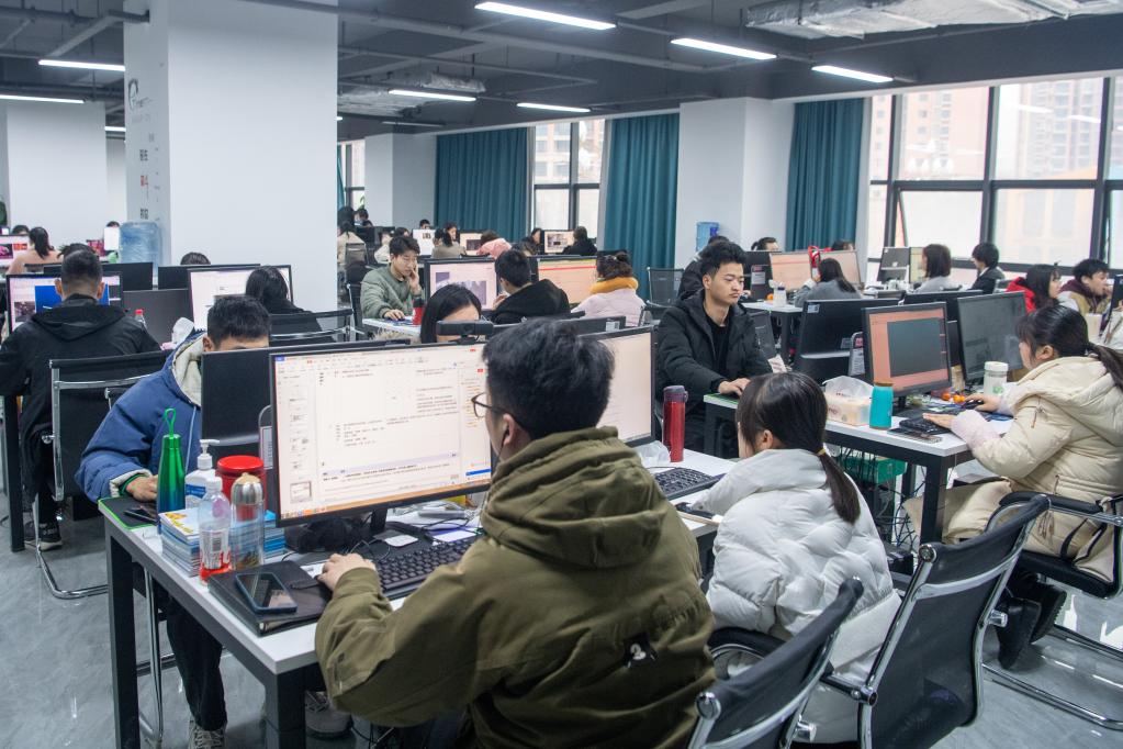 工作人员在百度智能云(奉节)人工智能基础数据产业基地工作.