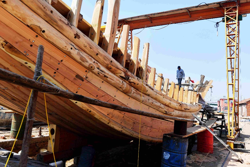 3月14日,在青岛市城阳区红岛街道一处木船制造厂拍摄的非遗手工木船.