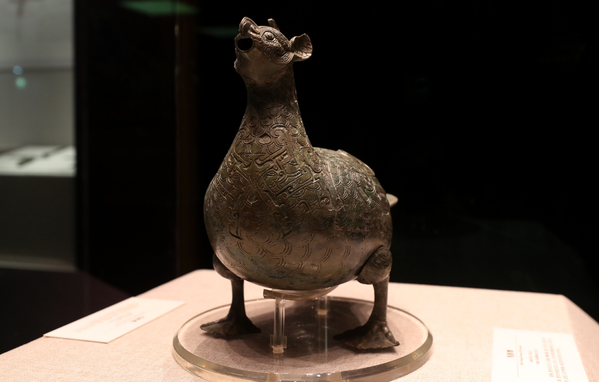 新华社记者 方喆 摄3月14日,参观者在一组青铜兵器展品前驻足观看