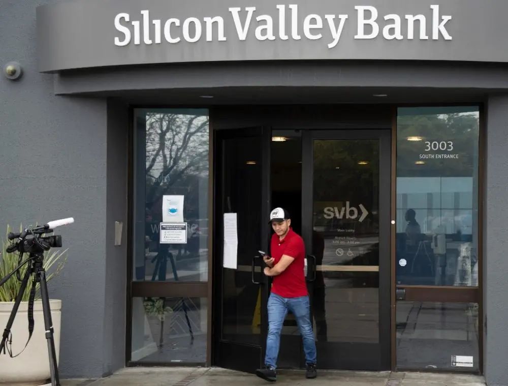 这是3月10日在美国加利福尼亚州圣克拉拉市拍摄的硅谷银行总部入口。新华社发（李建国摄）