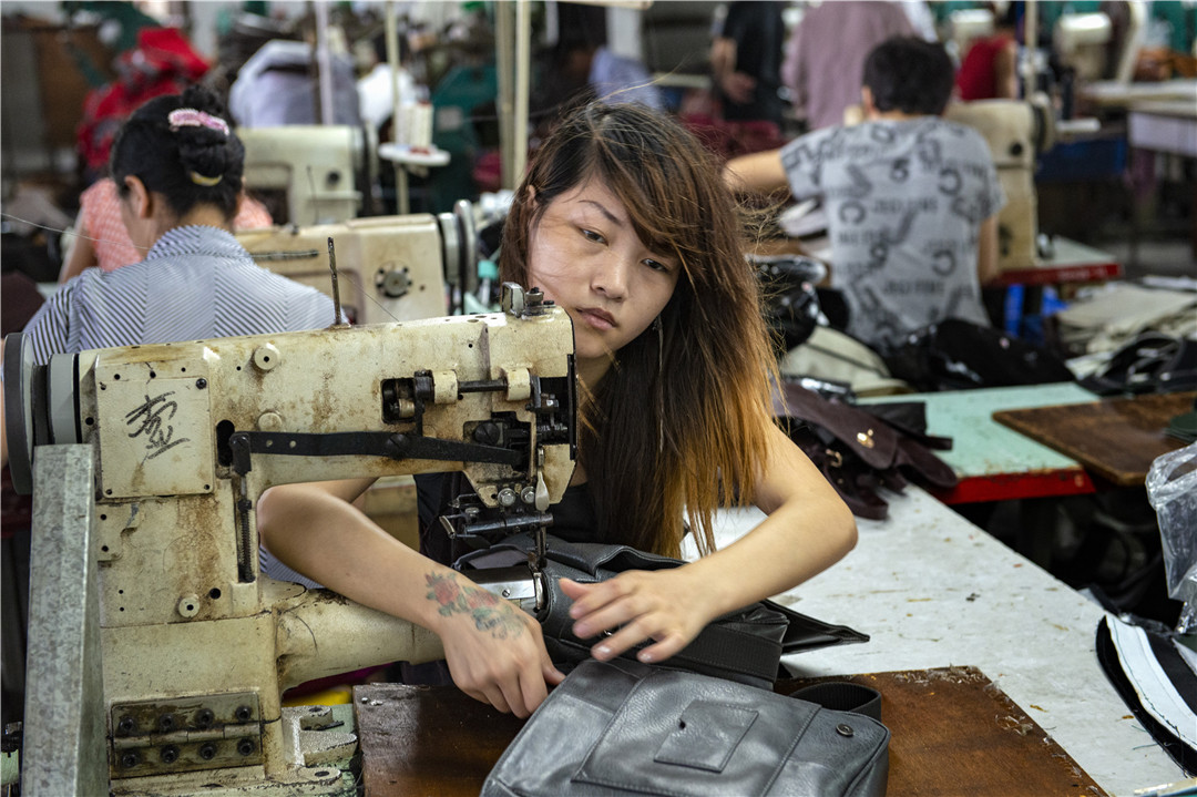 2012年6月18日,广东省东莞市,手袋厂的打工者在车间工作.