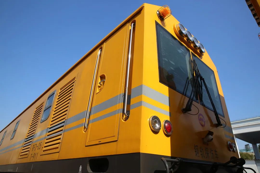 它们,是最近新加入上海地铁工务大型装备阵营的04,05号钢轨探伤车