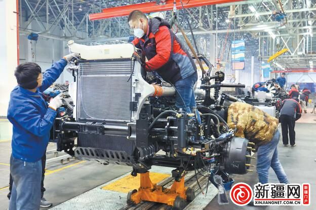 在陝汽新疆汽車有限公司的總裝車間，工人正在組裝重卡汽車。（全媒體記者陳巖攝）