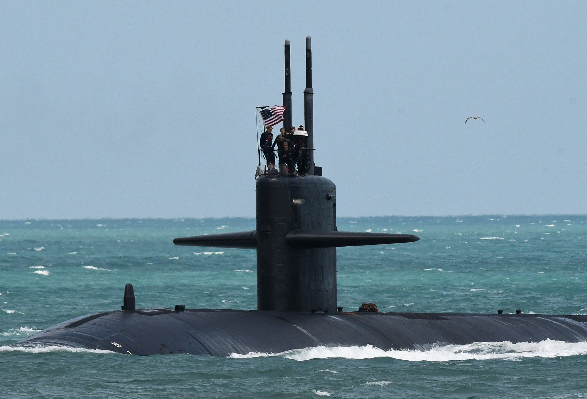 当地时间2023年3月8日，美国卡纳维拉尔港，一艘美国海军核潜艇巡航进入海军港口。图/视觉中国