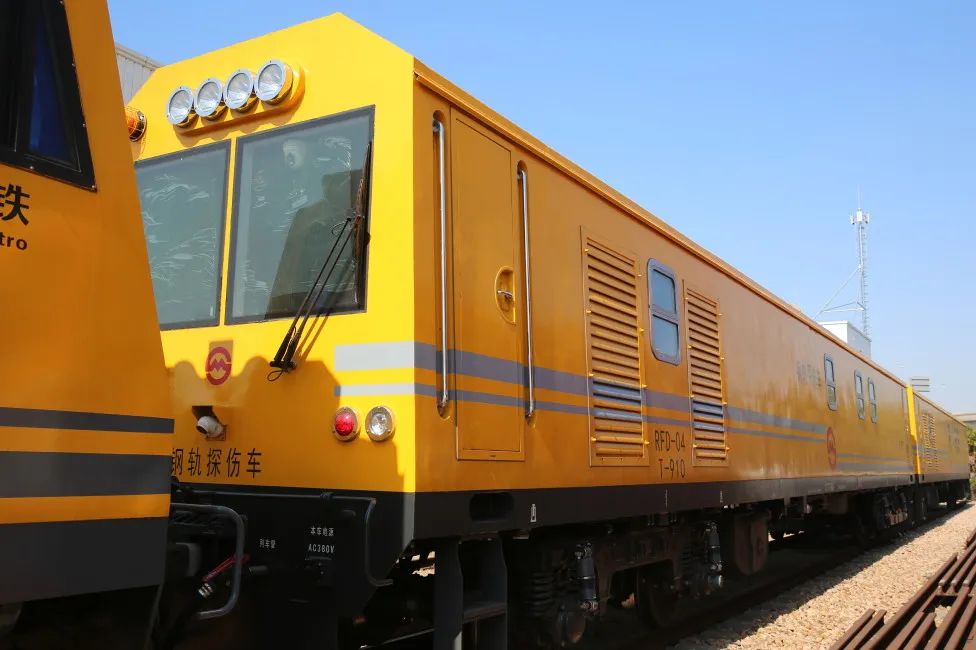 它们,是最近新加入上海地铁工务大型装备阵营的04,05号钢轨探伤车