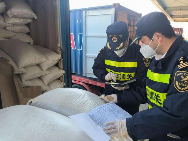 图为海关关员检查非洲进口芝麻.上海海关供图