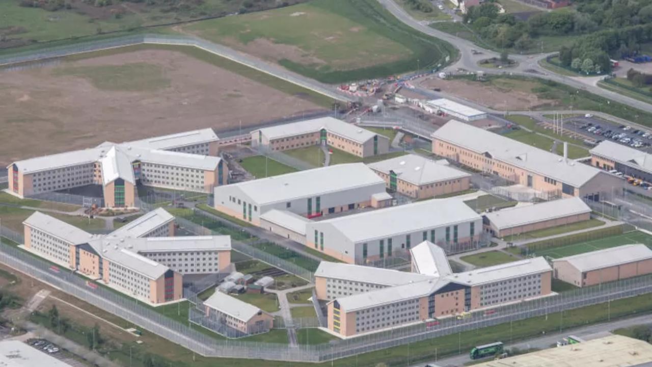 英国一监狱18名女狱警与囚犯发生不正当关系，全被解雇