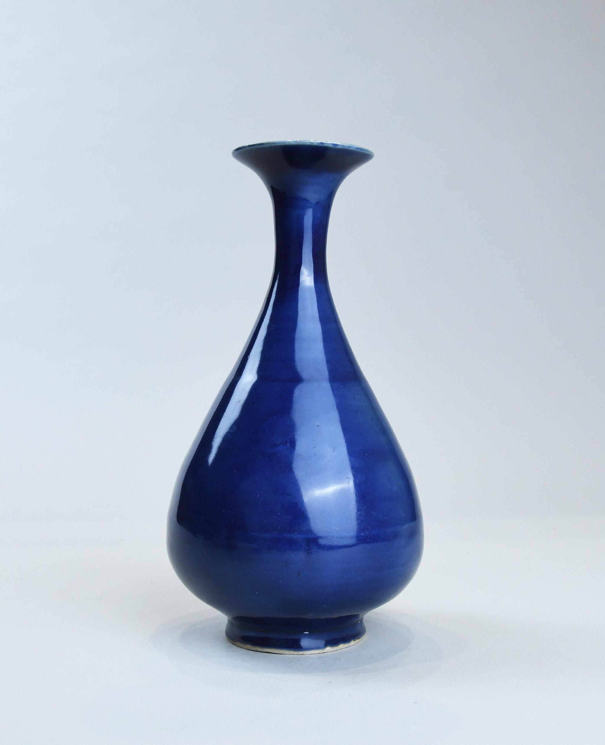 蓝釉玉壶春瓶艺术上,宋朝瓷器纹饰相对简约,古朴;元