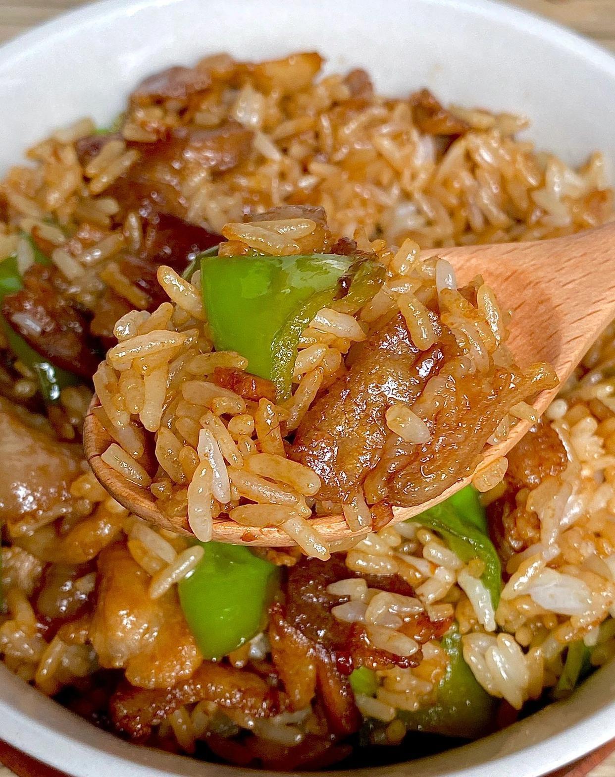 青椒五花肉炒饭,不仅美味可口,还简单易做,喜欢的快去试试吧|五花肉
