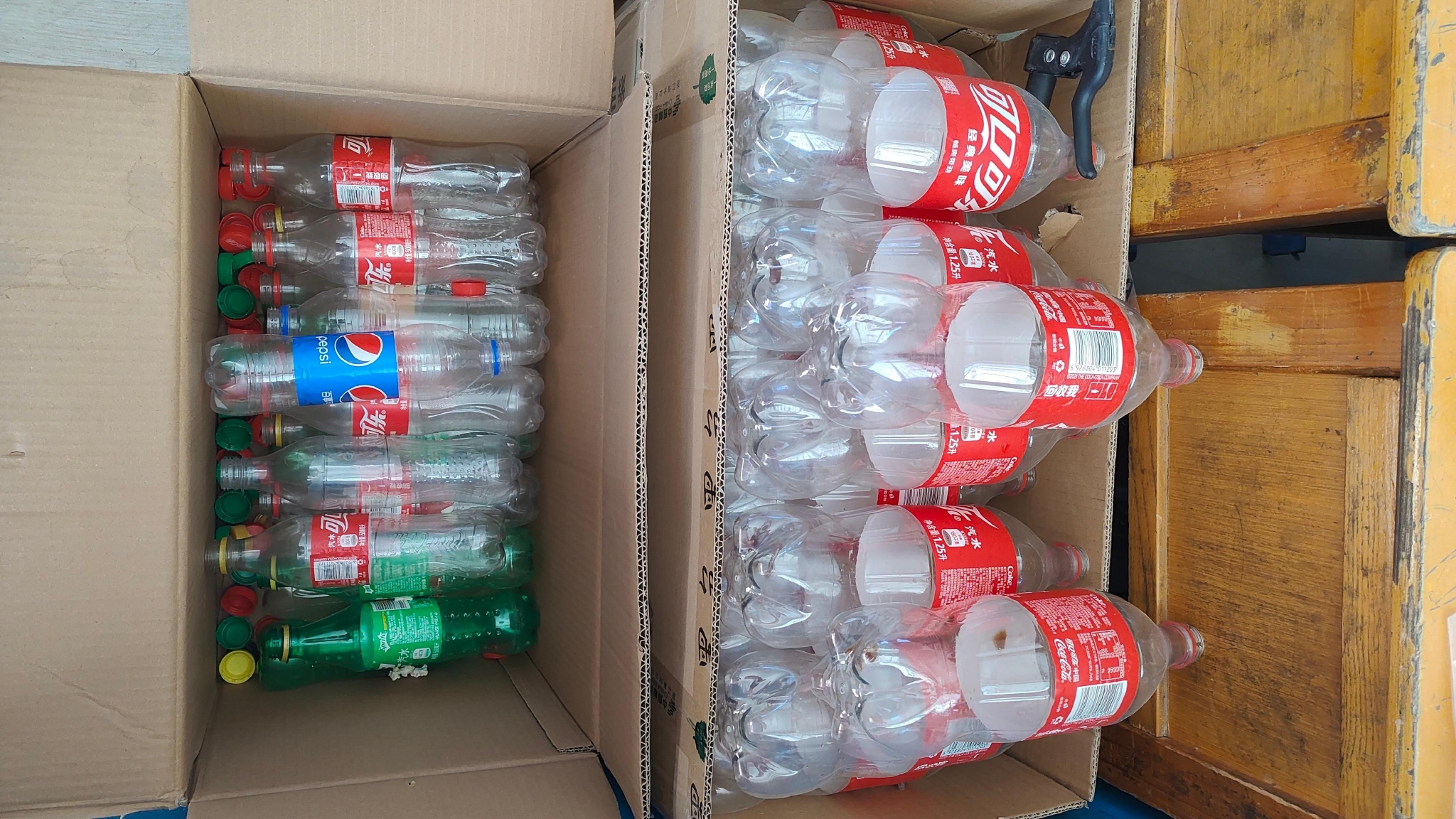 张建涛和学生们一起收集了很多饮料瓶.受访者供图