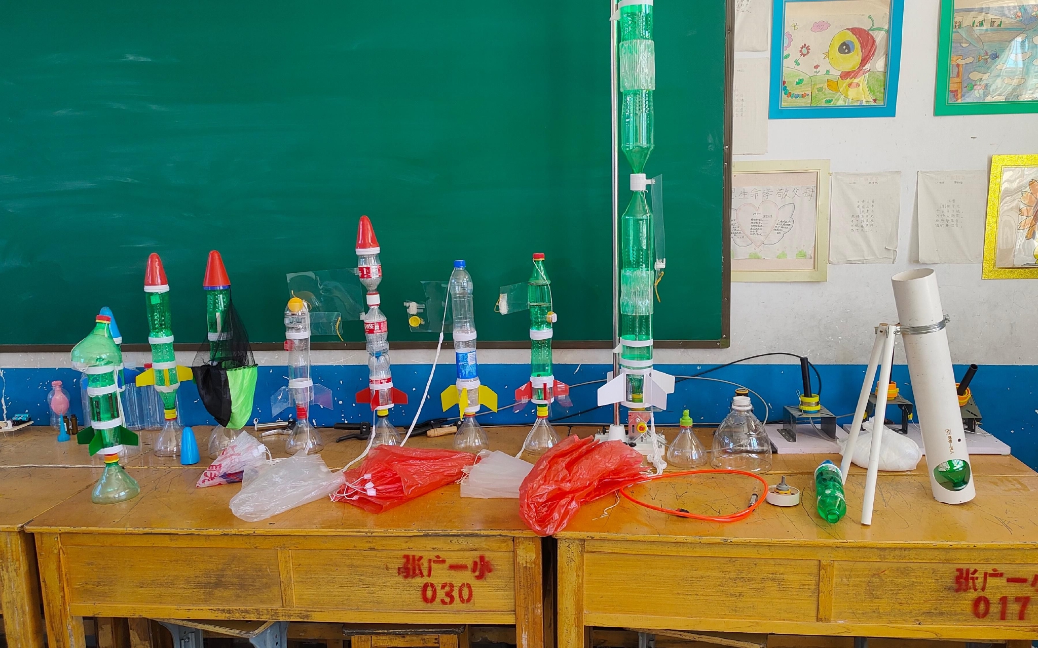 张广一小科技馆展示了张建涛为水火箭实验制作的不同版本道具.