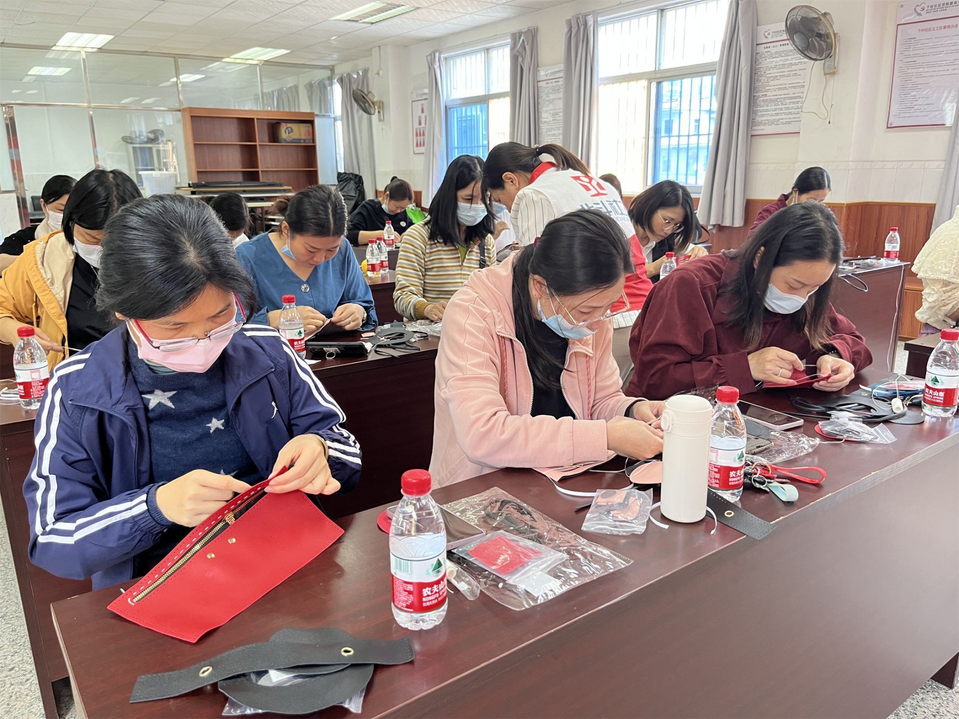 丰富业余文化生活,公明下村社区组织女性开展手工包包制作活动|社工|北斗|针脚|手机|公明街道_新浪新闻