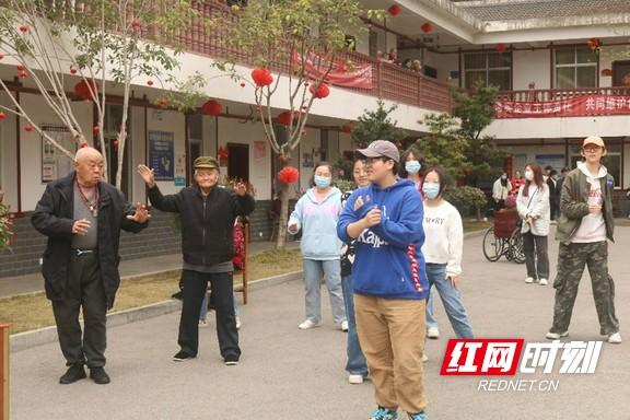 吉首大学计算机科学与工程学院开展“情系养老院”慰问活动