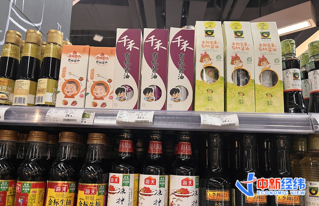 北京某连锁超市内摆放的儿童酱油.中新经纬闫淑鑫摄