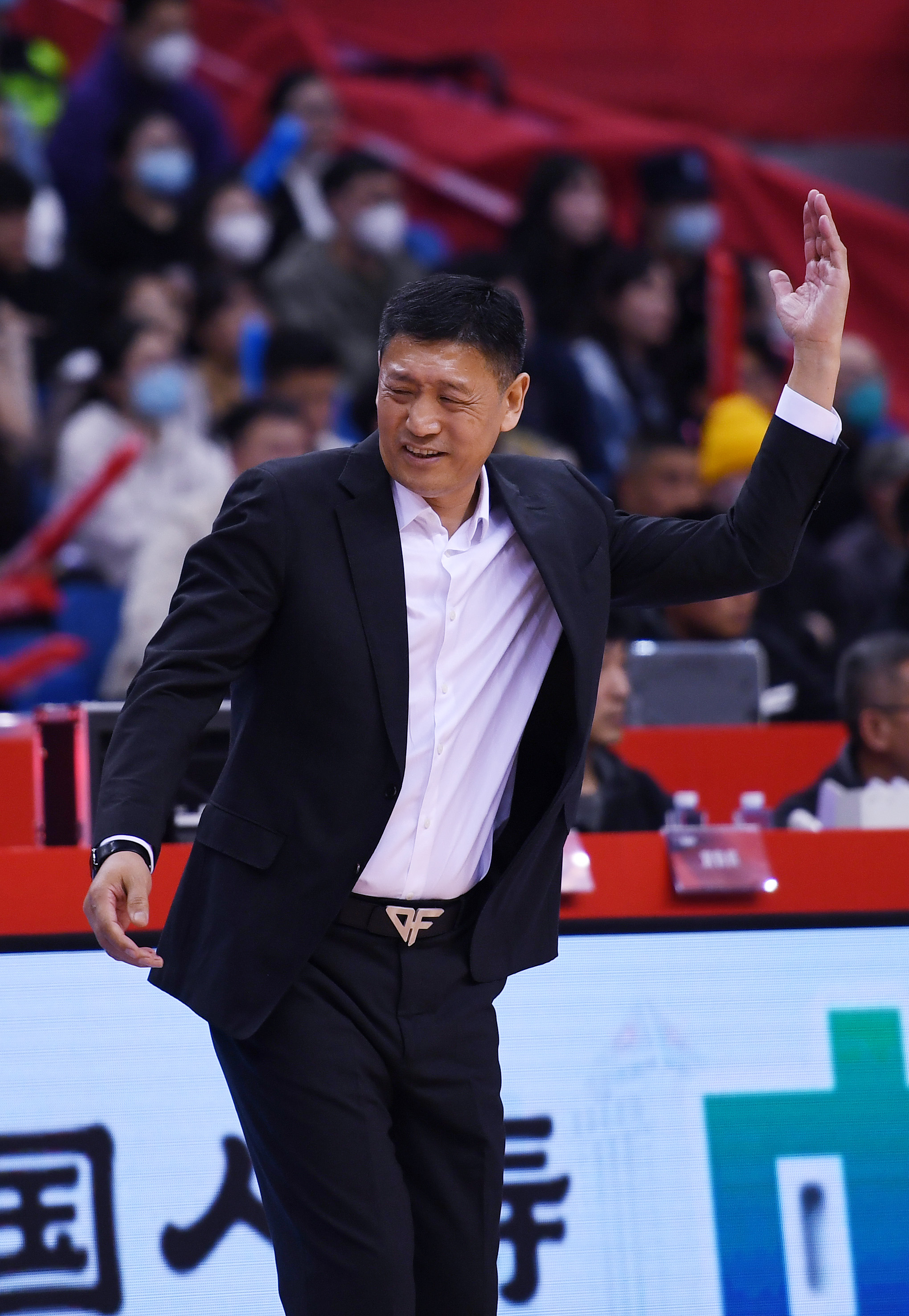 3月15日,广东东莞大益队代理主教练王怀玉在比赛中.