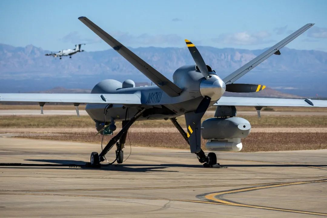 当地时间2022年11月4日，美国亚利桑那州，美国海关和边境保护局的一架MQ-9“死神”无人机等待在美墨边境上空执行任务。图/视觉中国