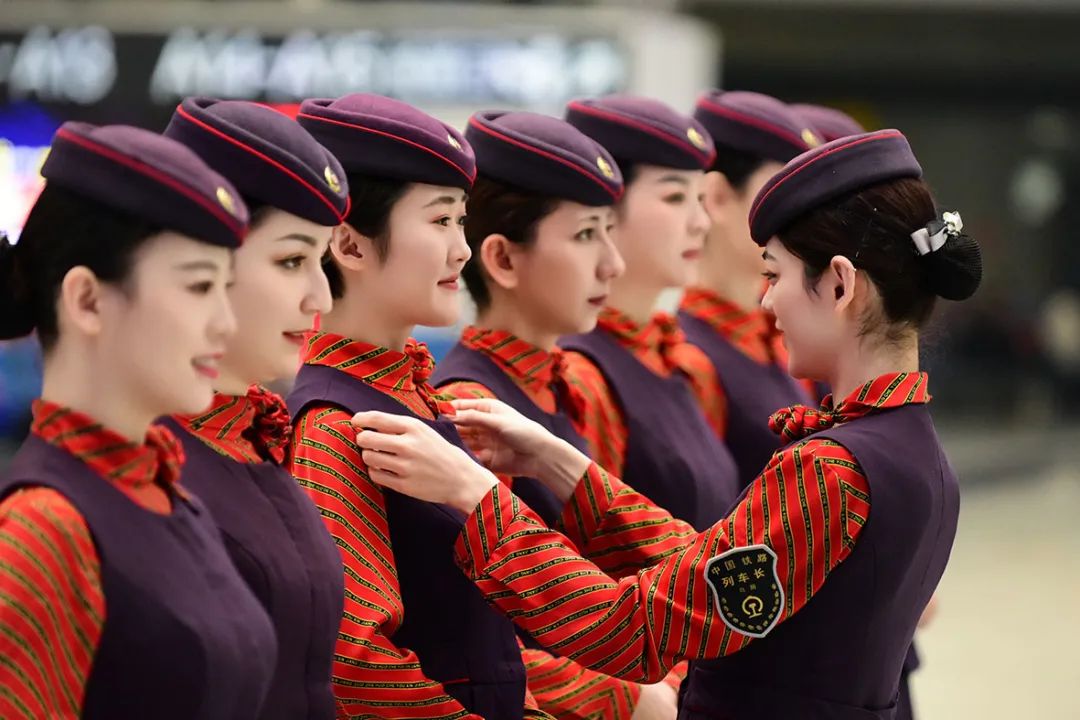新疆铁路"杏花号"专列乘务员惊艳亮相|乘务员_新浪财经_新浪网