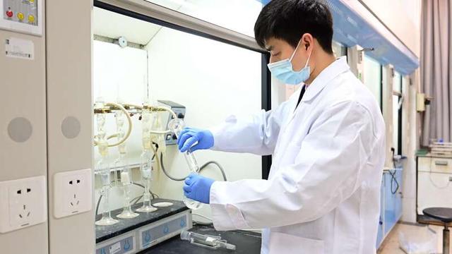 图为海关实验室工作人员检验进口产品成分.上海海关供图