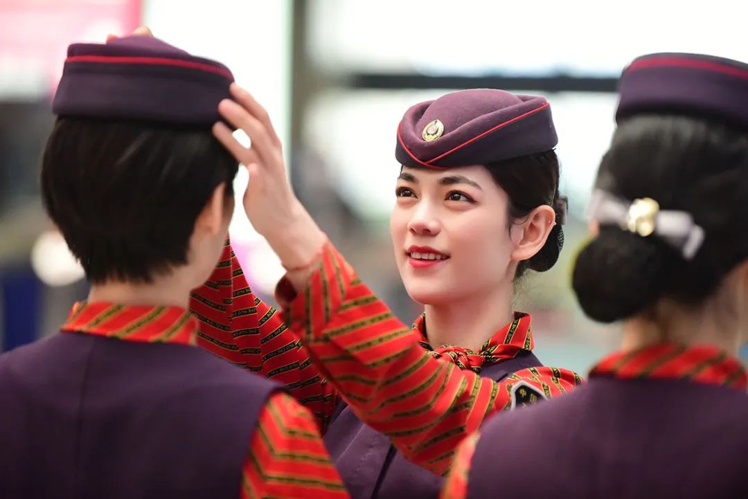 又靓又飒!新疆铁路"杏花号"专列乘务员惊艳亮相