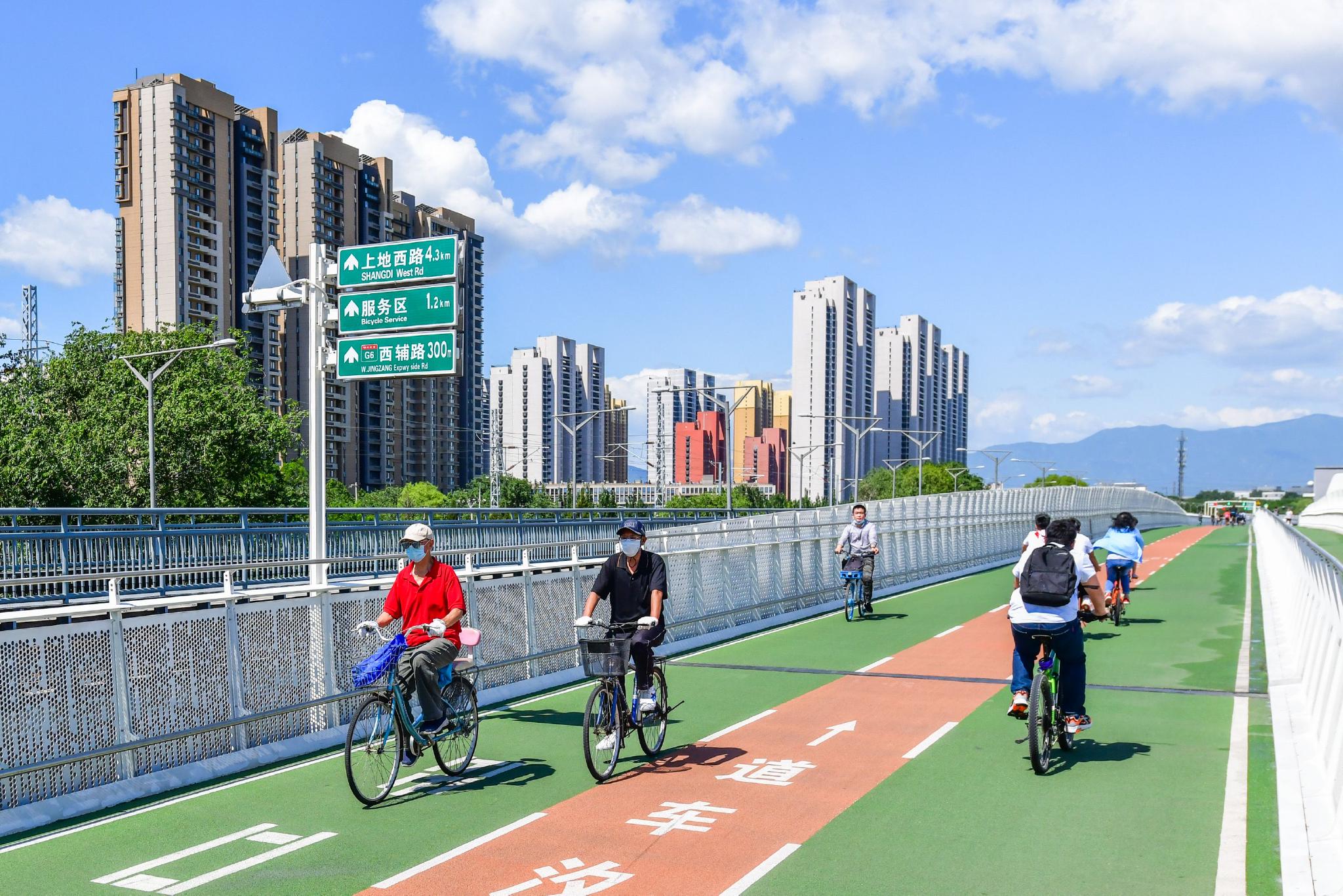 市民在自行车专用路骑行锻炼.北京日报记者 邓伟摄