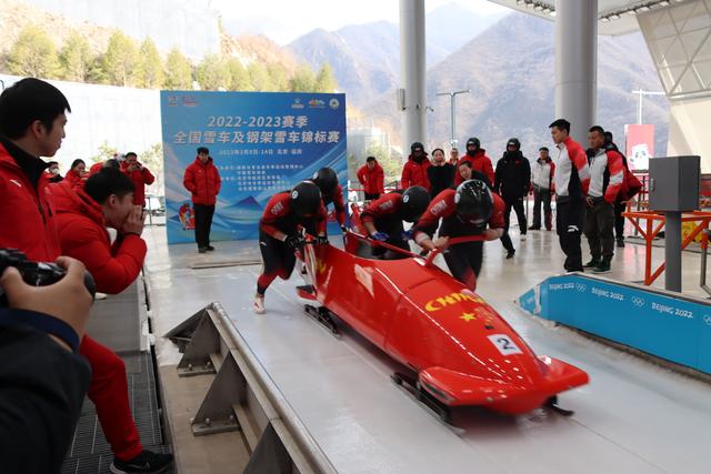 中国雪车队李纯健/丁嵩/吴青泽/叶杰龙在比赛中.邓方佳摄