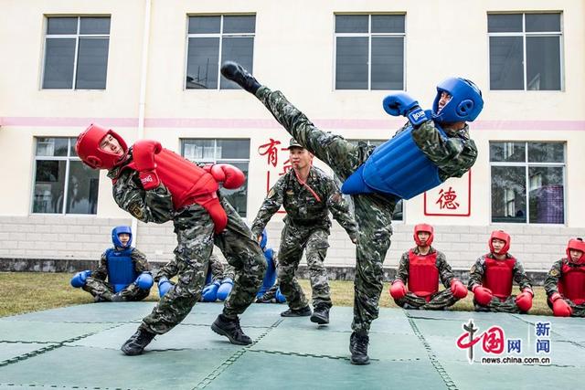 广西北海:武警官兵开展搏击对抗训练