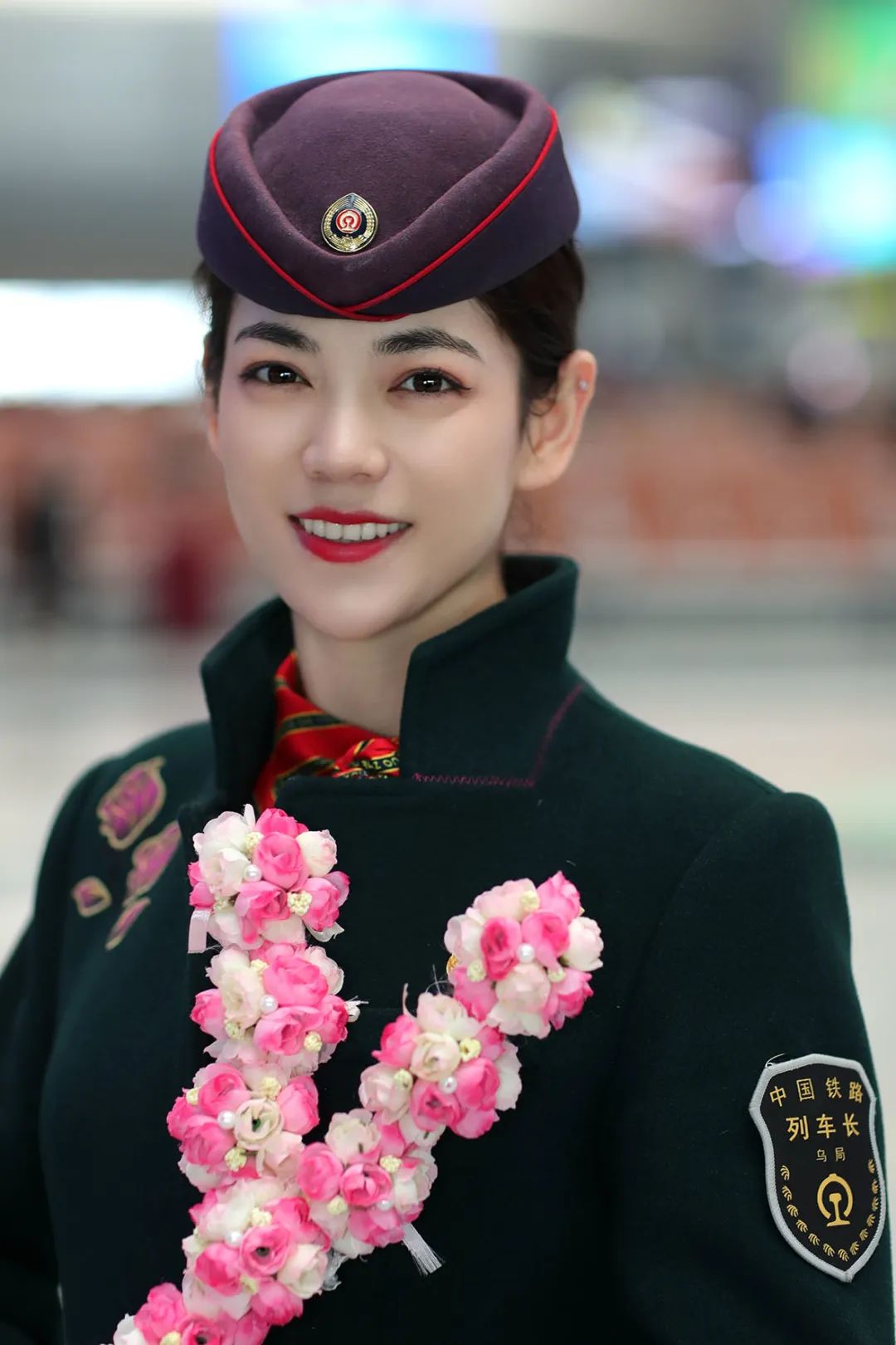 新疆铁路"杏花号"专列乘务员惊艳亮相|乘务员_新浪财经_新浪网