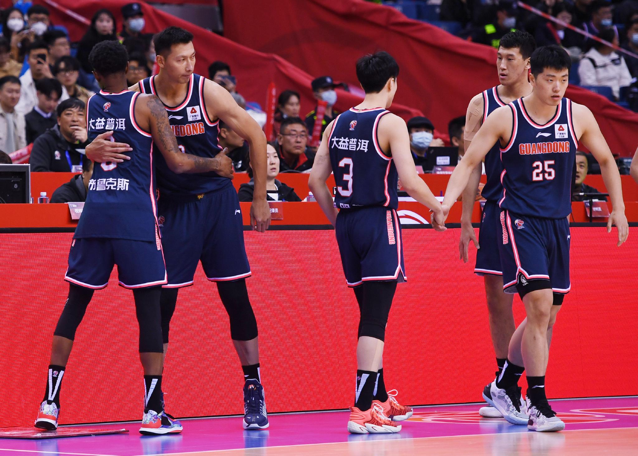 3月15日,广东东莞大益队球员开赛前相互鼓励.