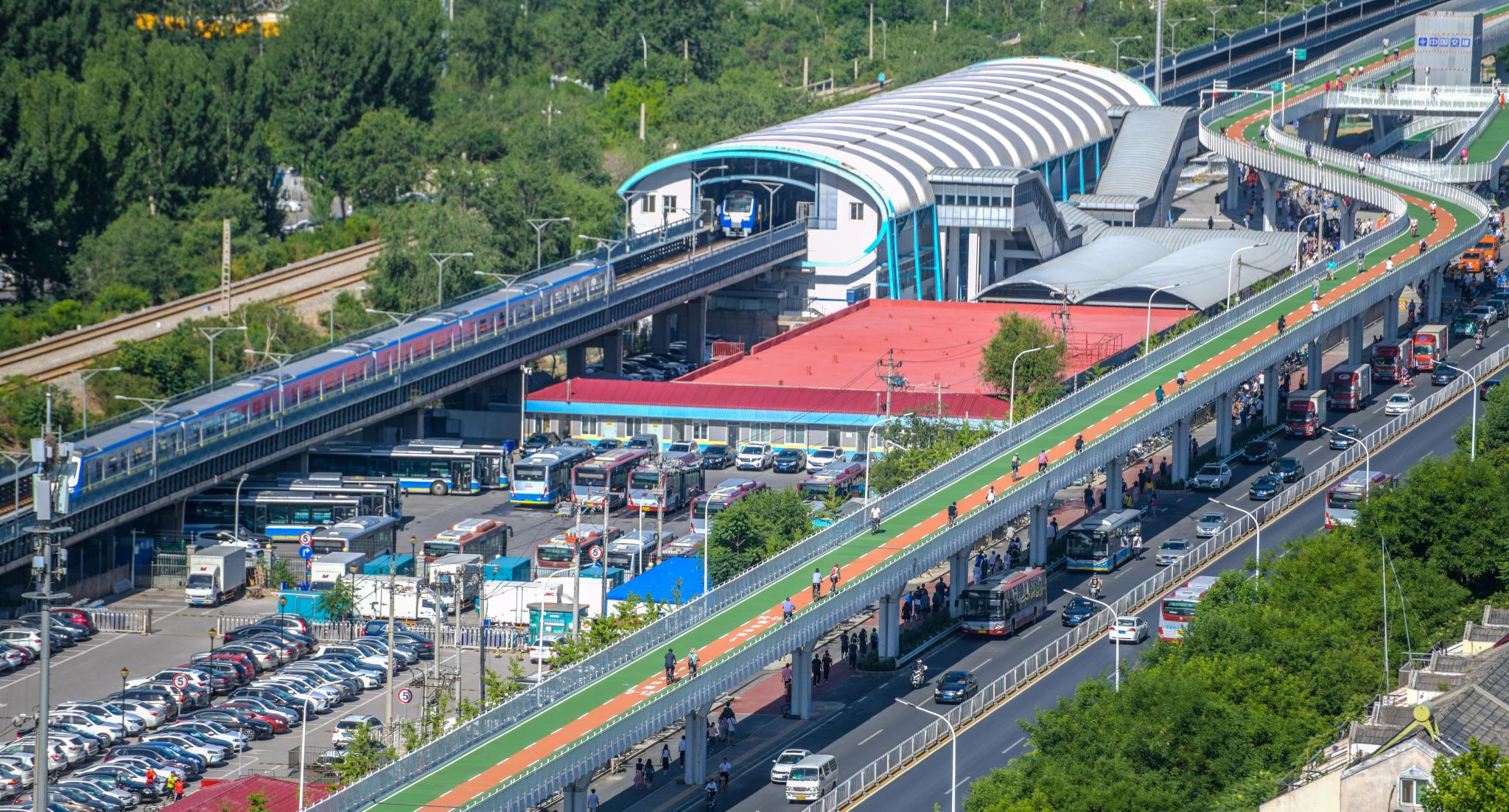 13号线龙泽地铁站和自行车专用道 北京日报记者 潘之望摄