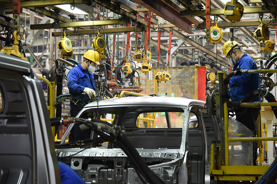 2023年2月26日,山东青岛,工人在山东自贸试验区青岛片区一汽车制造