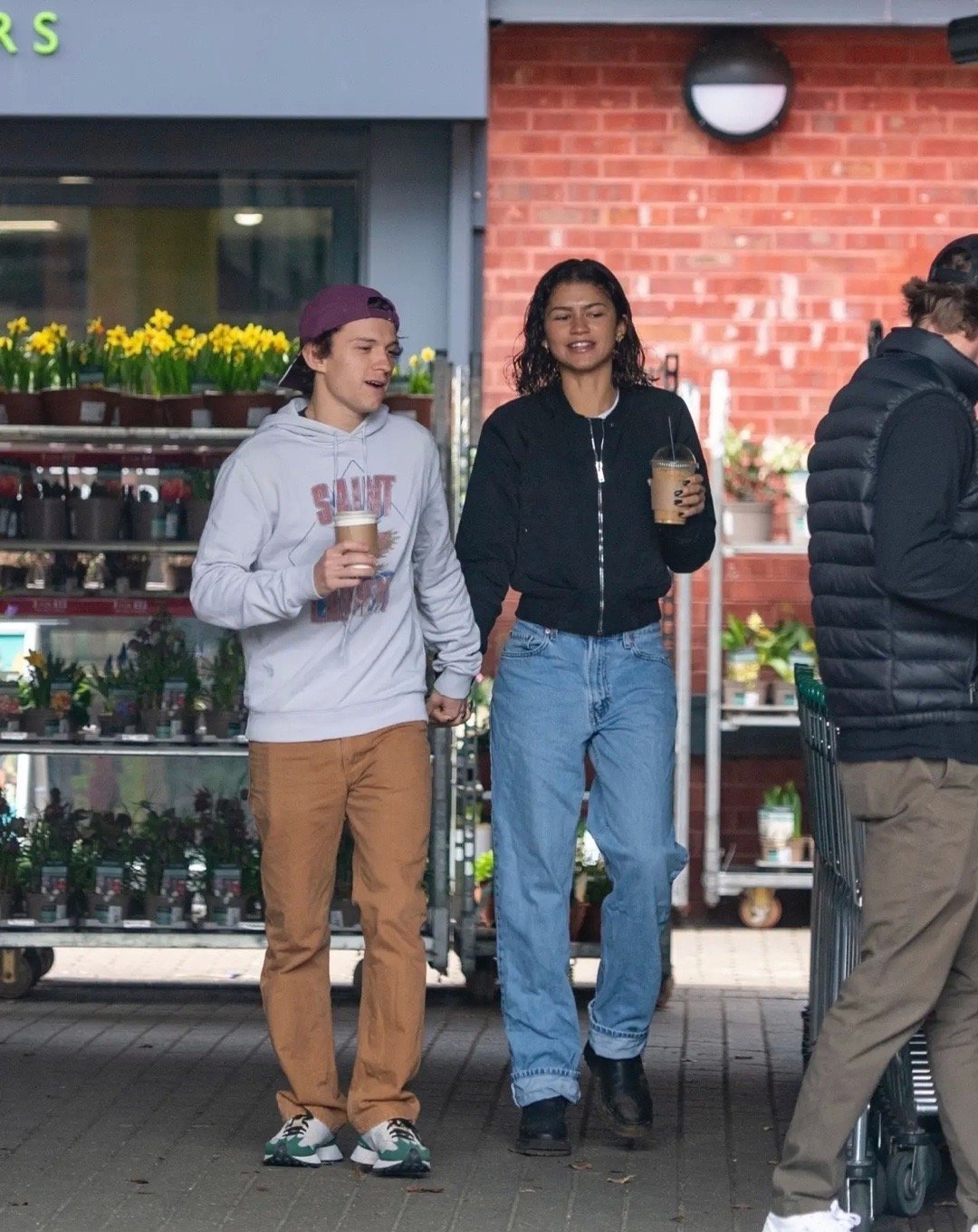 赞达亚陪荷兰弟一家人遛狗,两人牵手购物很甜蜜|赞达亚|遛狗|荷兰