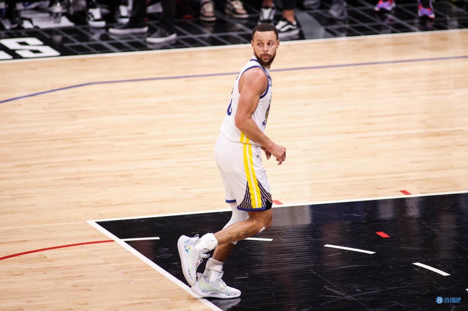 库里上脚Curry10‘Splash Party’配色战靴 28中20砍下50分6助攻|斯蒂芬·库里|勇士_新浪新闻