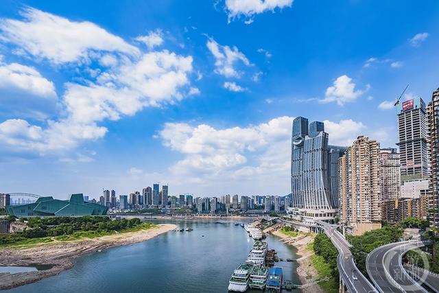 《两江四岸重庆蓝》 黄进 摄