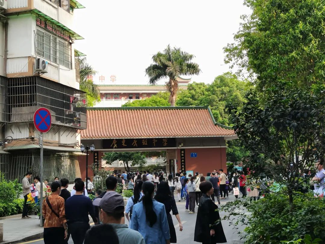 日前,广东广雅中学校园开放日,人流如织
