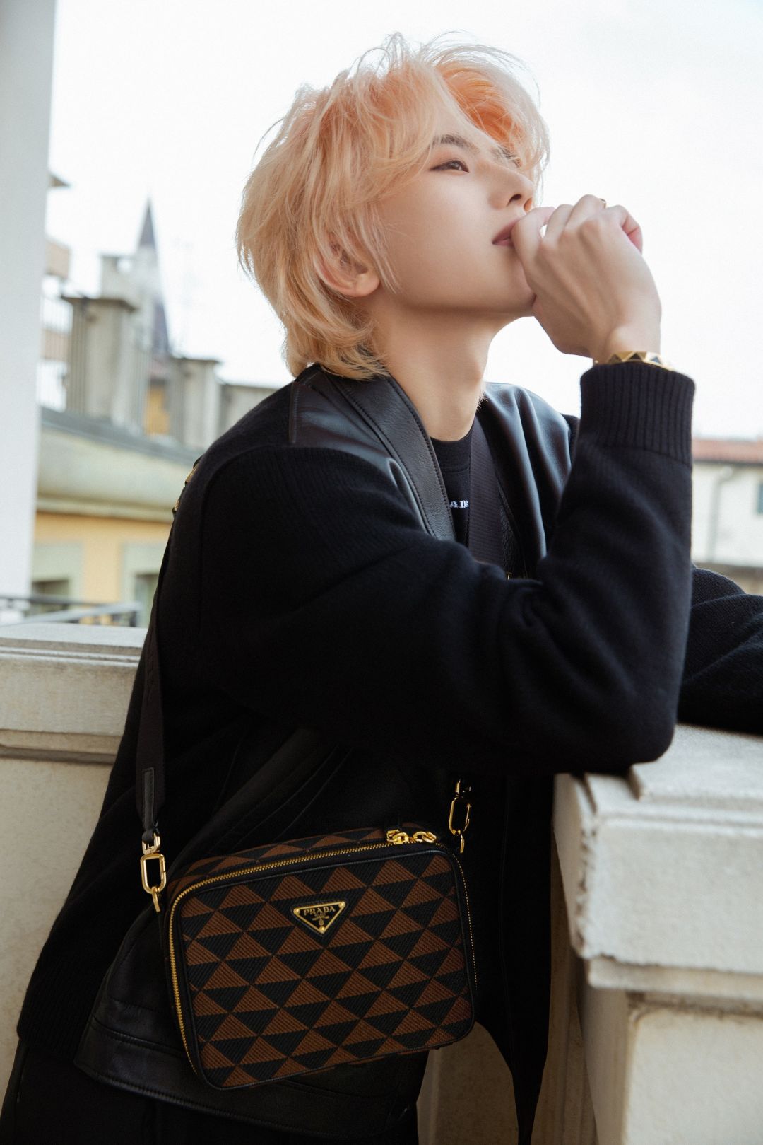 春天最爱这只prada老花包,有品位的人都在背!__财经头条