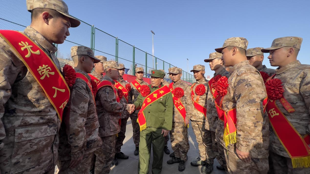 革命功臣卢金明勉励新兵