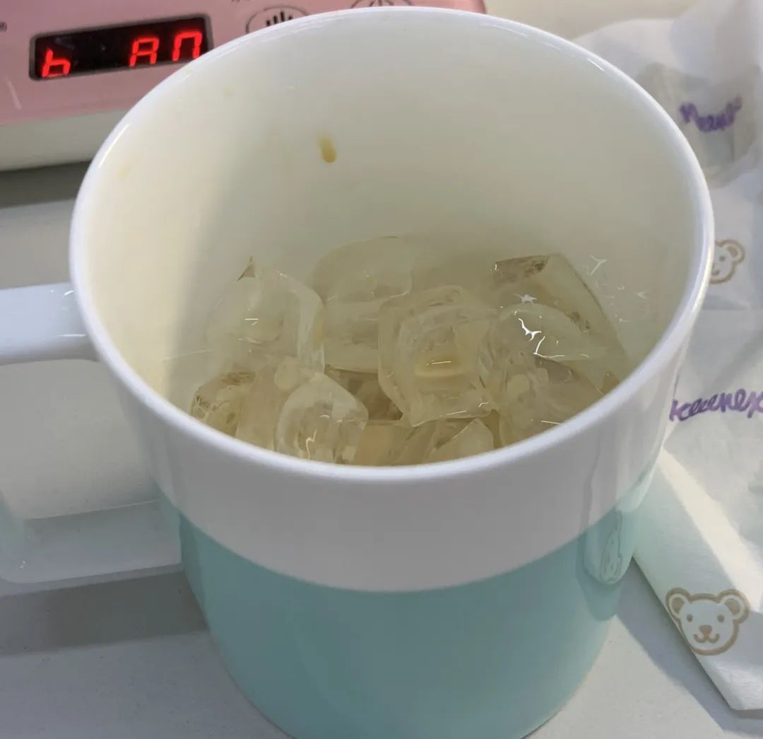 ▲从某品牌冰咖啡中舀出的冰块，占据半个杯子。作者供图