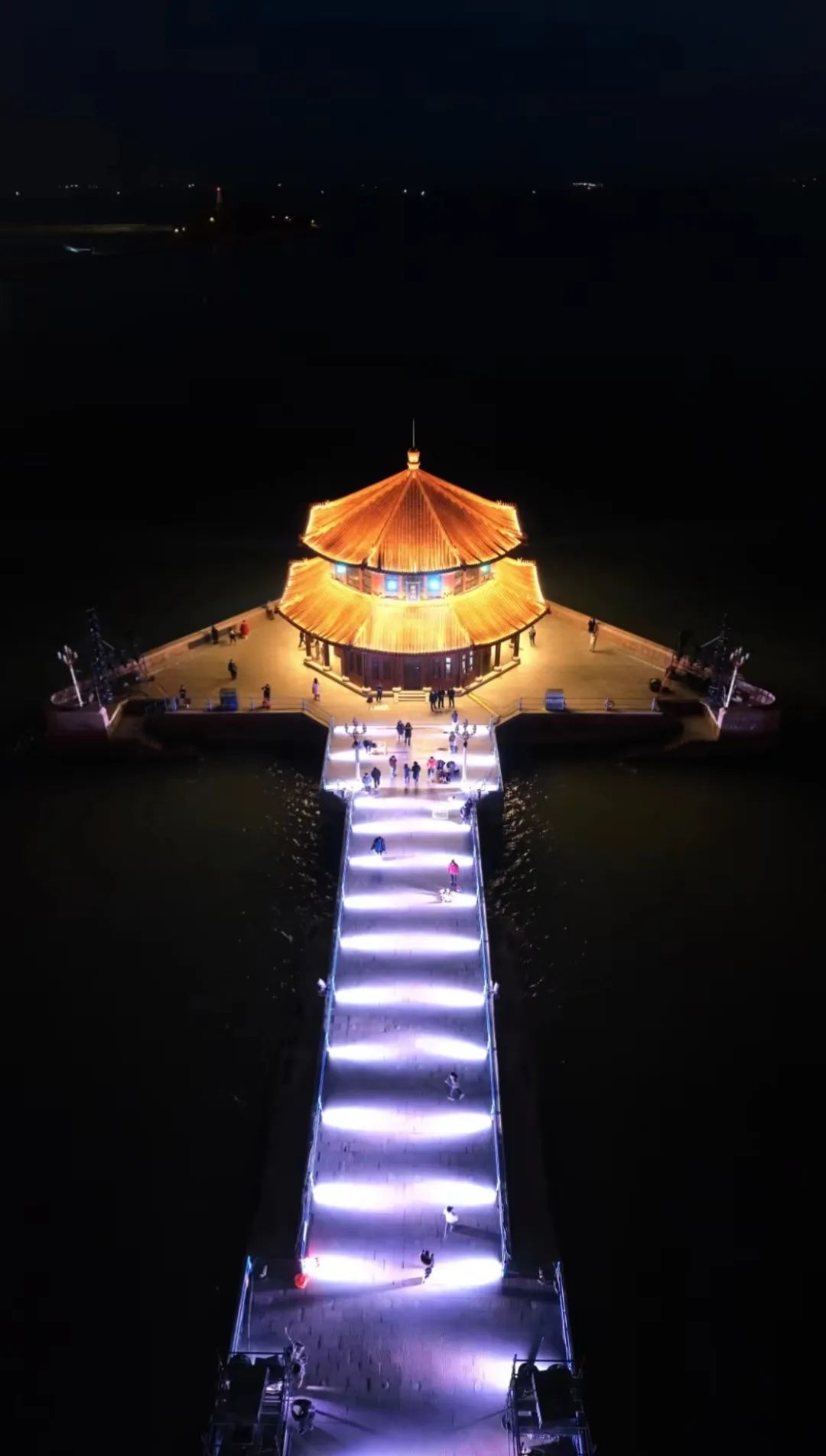 栈桥发光，来老城看“夜”闹！光影交叠，打开市南的全新自我表达……|青岛市|小青岛_新浪新闻